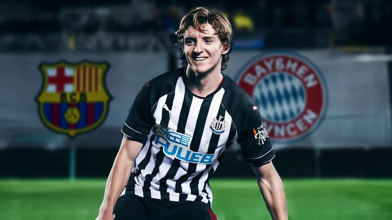 Anthony Gordon au Barça : accord trouvé avec Newcastle — Football Anthony Gordon en action avec le maillot de Newcastle United, dribblant un adversaire lors d'un match de Premier League.
