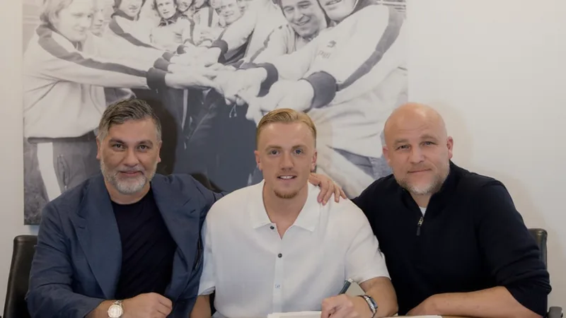 Isac Lidberg rejoint Mönchengladbach — Football World Cup News Isac Lidberg posant avec le maillot du Borussia Mönchengladbach aux côtés de son agent et du directeur sportif — latest news and analysis.