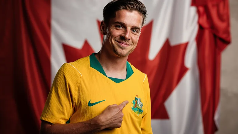 Cam Devlin en tenue des Socceroos sur un terrain de football, souriant, avec un drapeau australien en arrière-plan — latest news and analysis.