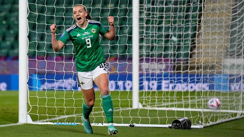 Cassap : « Marquer pour l'Irlande du Nord, un moment inoubliable » Emily Cassap célébrant son but avec ses coéquipières de l'Irlande du Nord sur un terrain de football en pleine action. — latest news and analysis.