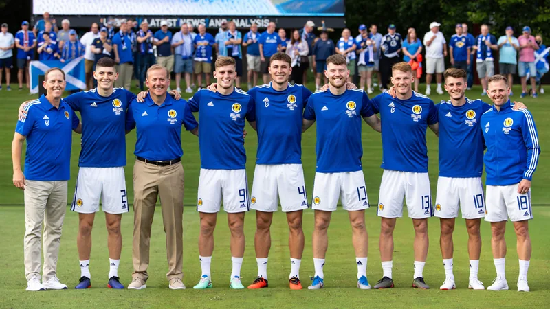 Changement de culture dans le camp écossais — Football World Cup News Joueurs écossais souriant avec des supporters en tartan dans les rues de Boston, drapeaux écossais en arrière-plan — latest news and analysis.