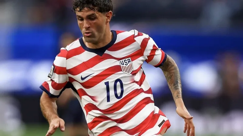 Christian Pulisic : pas de blessure après son excellent début Christian Pulisic en action lors du match États-Unis contre Pays de Galles, portant le maillot blanc, dribblant un adversaire sur la pelouse du stade.