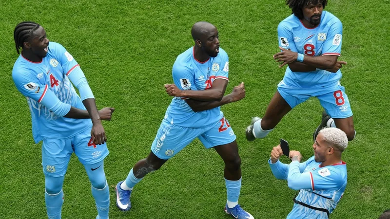 Stade de football américain avec un drapeau des États-Unis et un ballon de la Coupe du monde 2026, sous un ciel bleu. — latest news and analysis.