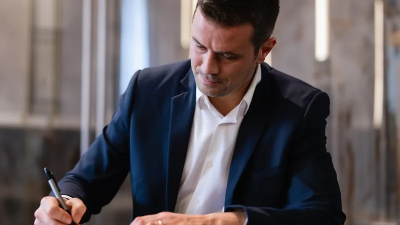 Cristian Chivu prolonge à l'Inter jusqu'en 2028 — Football World Cup Cristian Chivu en maillot de l'Inter Milan célébrant un match au stade Giuseppe Meazza, avec le logo du club en arrière-plan.