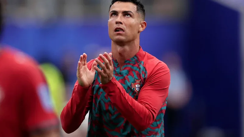 Cristiano Ronaldo : « Je suis de retour… 23 ans comme ça » — Football Cristiano Ronaldo en tenue de match, célébrant un but avec ses coéquipiers sur un terrain de football, sous les projecteurs du stade.