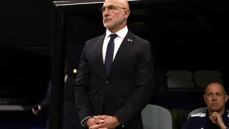 De la Fuente, le père de famille de l'Espagne — Football World Cup Luis de la Fuente souriant sur le banc de touche, entouré de joueurs espagnols célébrant une victoire en Coupe du Monde.