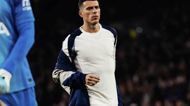 Pedro Porro en action avec le maillot de Tottenham Hotspur, dribblant un adversaire lors d'un match de Premier League. — latest news and analysis.