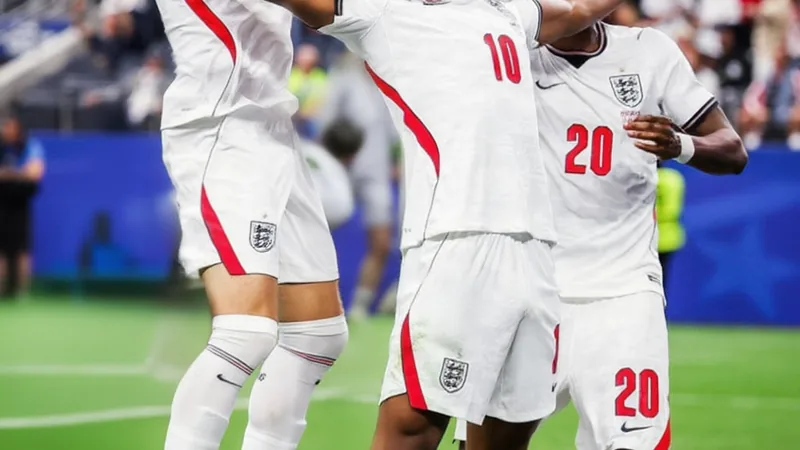 Jude Bellingham célébrant son but avec ses coéquipiers anglais sur la pelouse d'un stade de la Coupe du monde 2026, maillot blanc et short bleu, sous