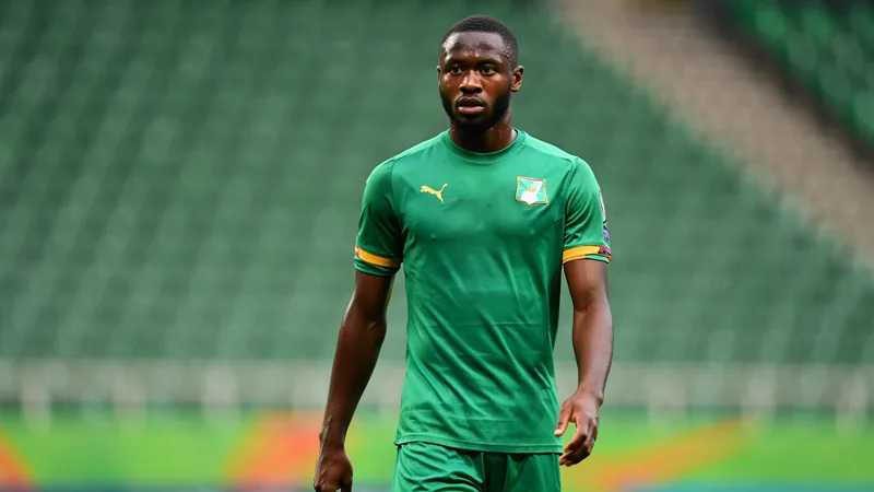Elye Wahi, attaquant de l'OGC Nice et de la Côte d'Ivoire, en tenue de match, regardant l'objectif d'un air déterminé. — latest news and analysis.