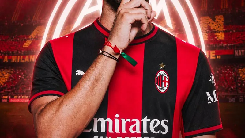 Gonçalo Ramos en tenue de l'AC Milan posant avec le maillot rouge et noir, souriant devant le logo du club. — latest news and analysis.