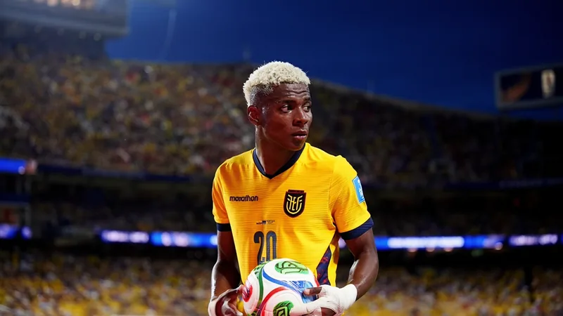 Joueurs haïtiens célébrant un but lors d'un match de la Coupe du Monde, avec un drapeau haïtien agité par les supporters en arrière-plan.
