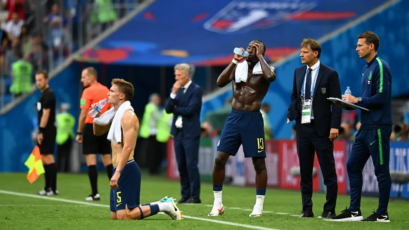 Hydratation, surprises et hôtes en forme : les temps forts du Mondial Vue panoramique d'un stade de football bondé aux États-Unis avec des supporters agitant des drapeaux et des banderoles lors d'un match de la Coupe du