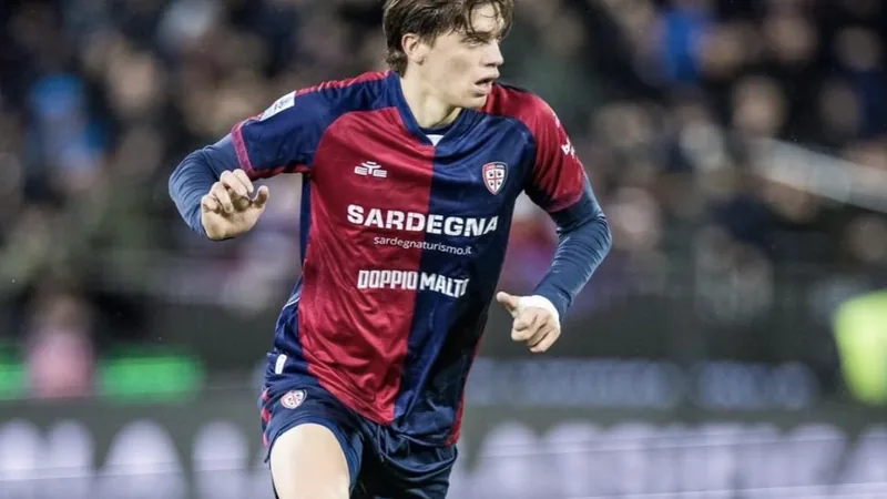 Inter Milan : offre de 50 M€ pour Marco Palestra — Football World Cup Un joueur de football en maillot de l'Atalanta célébrant un but dans un stade bondé, avec des supporters en arrière-plan.
