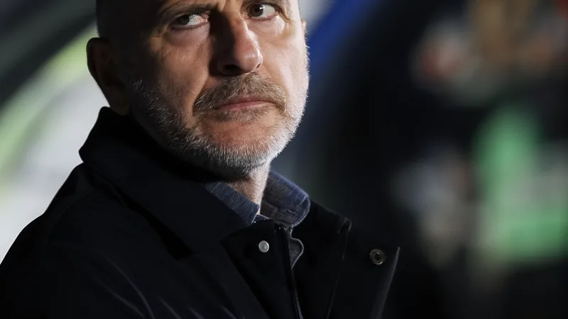 Piero Ausilio en costume-cravate lors d'une conférence de presse, micro devant lui, arrière-plan avec logo Inter Milan — latest news and analysis.
