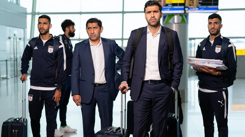 Iran : quatre visas obtenus, onze exclus de la Coupe du monde Délégation iranienne en tenue officielle devant un avion, avec des drapeaux iraniens, sous un ciel nuageux. — latest news and analysis.
