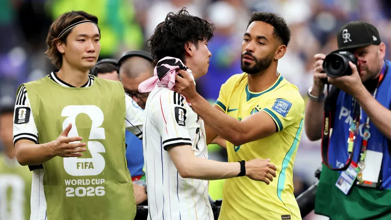 Joueurs japonais saluant les supporters après leur défaite contre le Brésil en huitième de finale de la Coupe du monde à Houston.