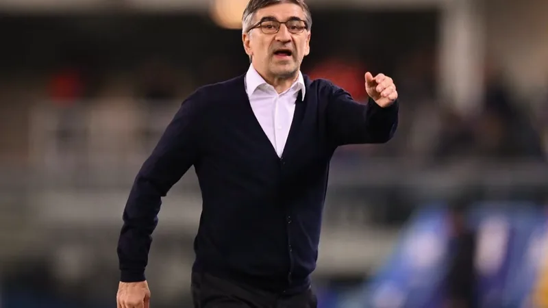 Ivan Jurić nommé entraîneur de Monza en Serie A — Football World Cup Ivan Jurić en costume, debout sur la pelouse du stade de Monza, souriant devant le logo du club — latest news and analysis.