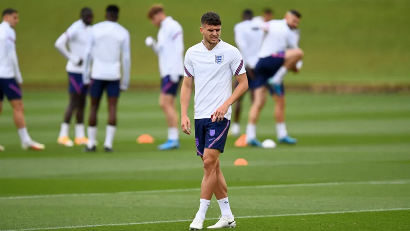 Reece James, défenseur de l'Angleterre, s'entraînant sur le terrain avec un ballon, portant le maillot blanc des Three Lions.