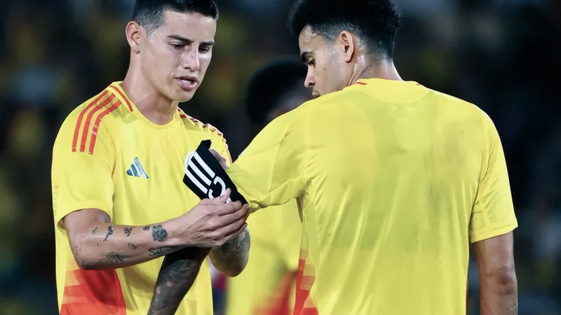James Rodriguez et Luis Diaz en tenue de la Colombie, souriant lors d'un entraînement, avec le logo de la Copa América en arrière-plan.