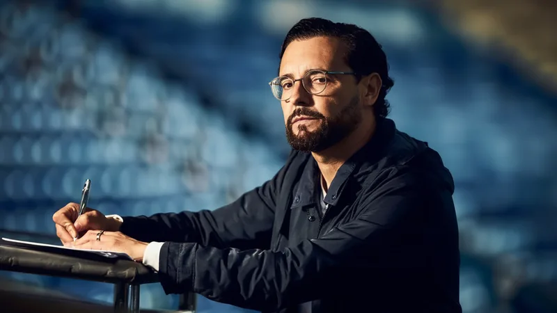 José Bordalás prolonge avec Getafe jusqu'en 2028 — Football World Cup José Bordalás souriant lors d'une conférence de presse avec l'écusson de Getafe en arrière-plan — latest news and analysis.