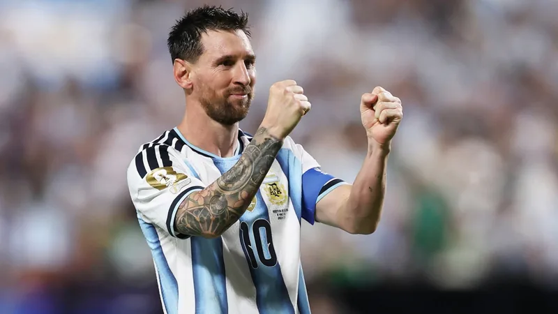 Lionel Messi célébrant un but avec l'Argentine, Kylian Mbappé en action avec la France et Erling Haaland avec la Norvège sur un fond de stade de la