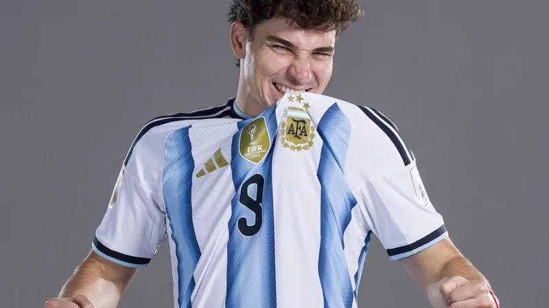 Julián Álvarez en maillot de l'Atlético Madrid, regardant l'objectif, sur fond de stade métropolitain. — latest news and analysis.