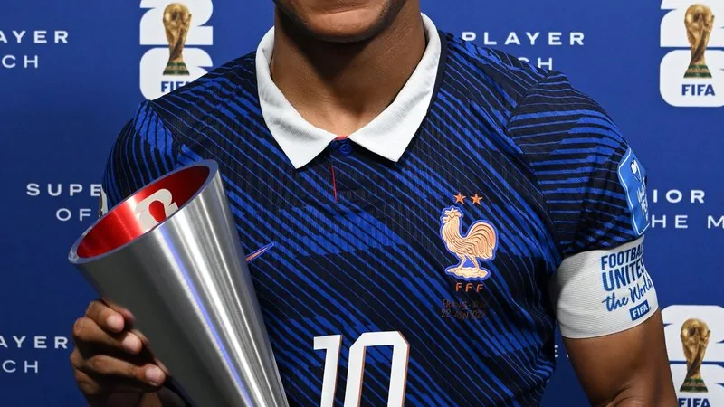 Kylian Mbappé homme du match France-Irak : 4 buts en 2 matchs Kylian Mbappé célébrant un but avec l'équipe de France, maillot bleu, poing levé, stade en arrière-plan — latest news and analysis.