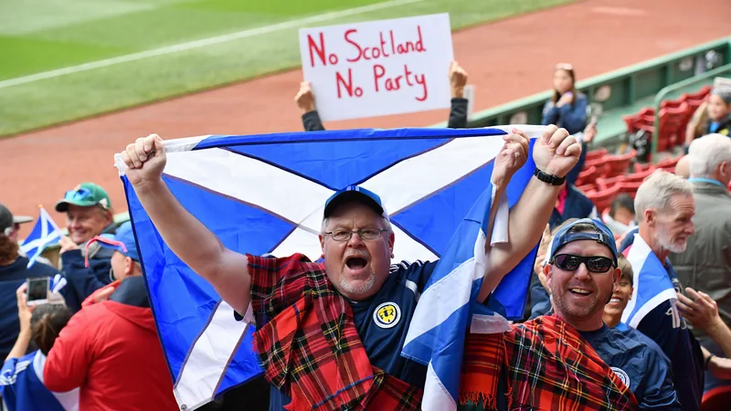L'amour de l'Écosse pour Boston, une histoire inoubliable — Football Des supporters écossais en kilt dans les rues de Boston, avec des cônes de signalisation sur des statues et une ambiance festive au Fenway Park.