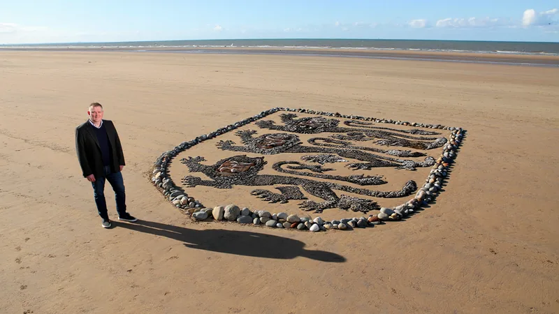 L'Angleterre doit gagner ou j'aurai perdu mon temps, dit un artiste Un écusson des Three Lions réalisé avec des pierres sur une plage de sable, entouré de vagues et de ciel bleu. — latest news and analysis.