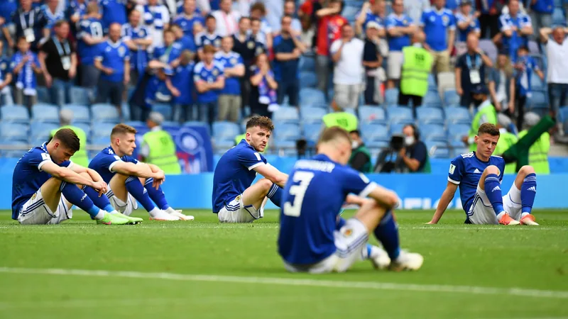 Joueurs écossais effondrés sur la pelouse du stade de Miami après une défaite 3-0 contre le Brésil en Coupe du monde — latest news and analysis.