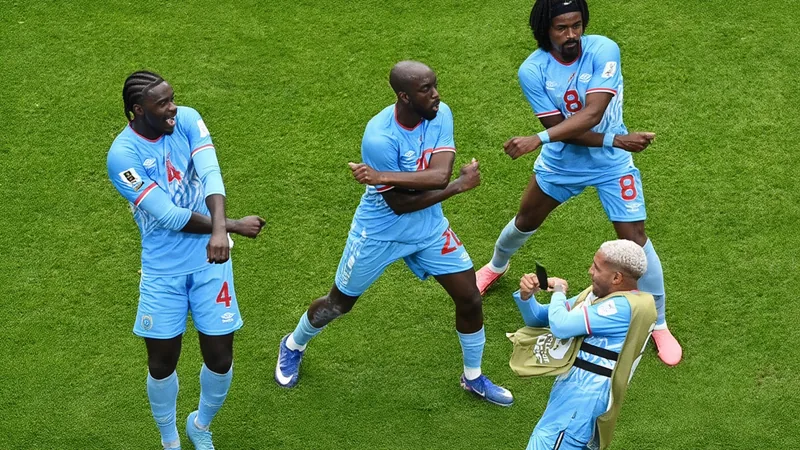 Coupe du Monde 2026 : la diaspora nivelle le terrain — Football World Joueurs de football de différentes origines ethniques célébrant ensemble sur un terrain, drapeaux des États-Unis, Canada et Mexique en arrière-plan.