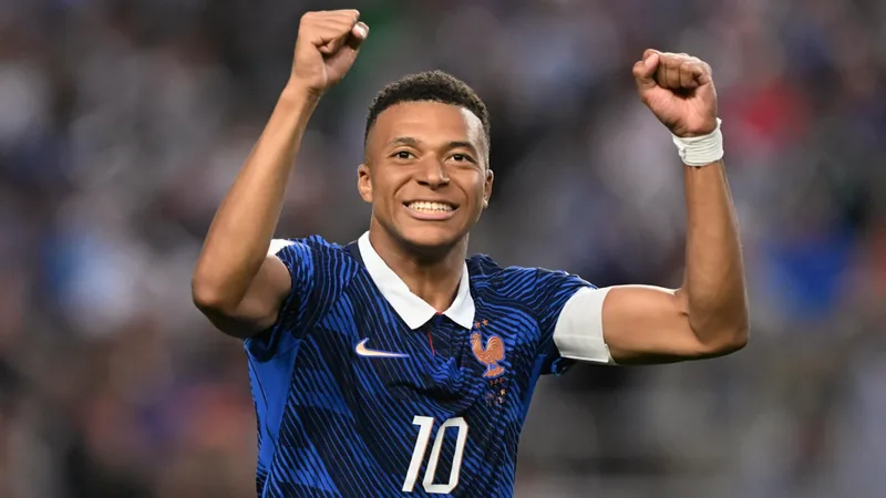 Joueurs célébrant un but lors d'un match de la Coupe du Monde 2026, avec des drapeaux et des supporters en arrière-plan.