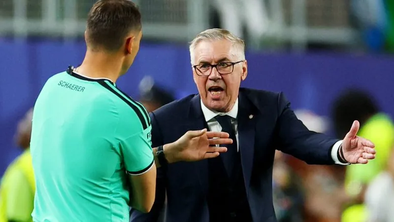 Brésil : Ancelotti doit retrouver l'aura de terreur — Football World Carlo Ancelotti, entraîneur du Brésil, regardant un match depuis le banc de touche, avec des joueurs brésiliens en arrière-plan.
