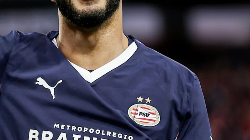 Ismael Saibari en action avec le maillot du PSV Eindhoven lors d'un match de championnat néerlandais, dribblant un adversaire.