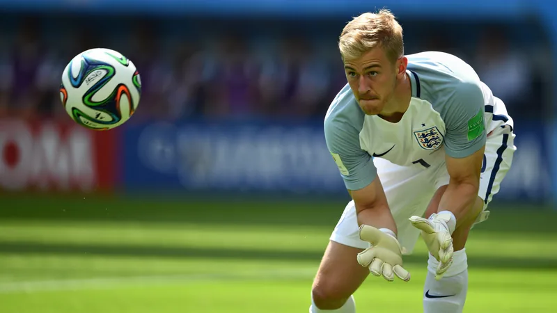 Le Jabulani, pire ballon de Coupe du monde ? — Football World Cup News Ballon de football Jabulani aux couleurs vives sur un terrain vert, avec un gardien de but en arrière-plan attrapant un ballon.