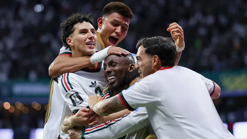 Les joueurs de l'équipe de France célèbrent un but dans un stade américain bondé, avec des drapeaux tricolores agités par les supporters.