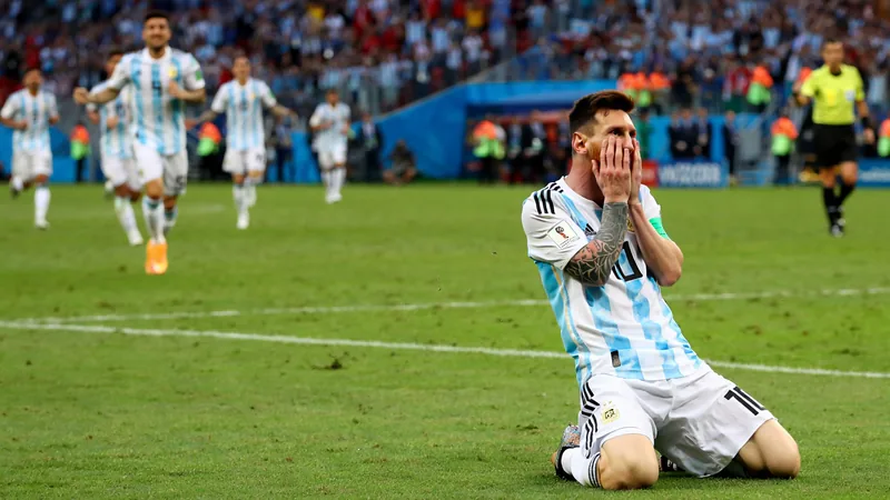 Le père de Messi confronté à un problème de santé — Football World Jorge Messi, père de Lionel Messi, souriant à côté de son fils lors d'un match de football, avec des maillots argentins en arrière-plan.