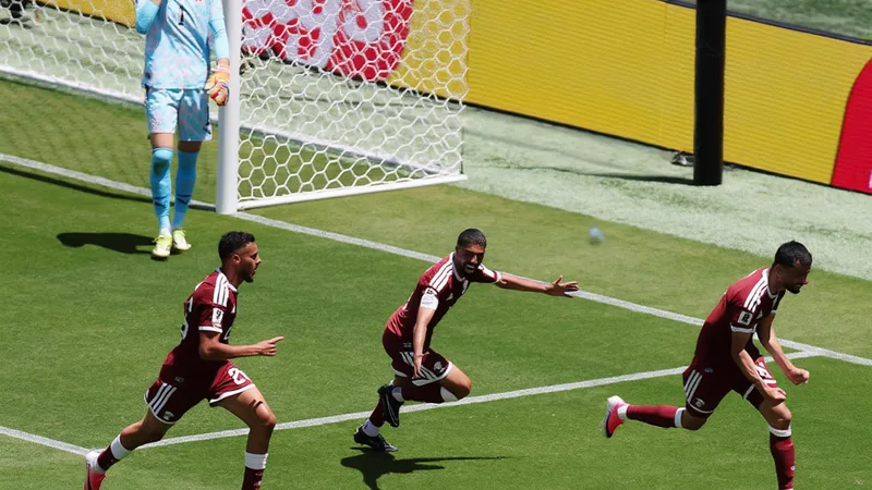 Le Qatar arrache un point in extremis face à la Suisse — Football Boualem Khoukhi célèbre son but de la tête dans le temps additionnel, entouré de ses coéquipiers qataris, sur la pelouse du stade de la baie de San