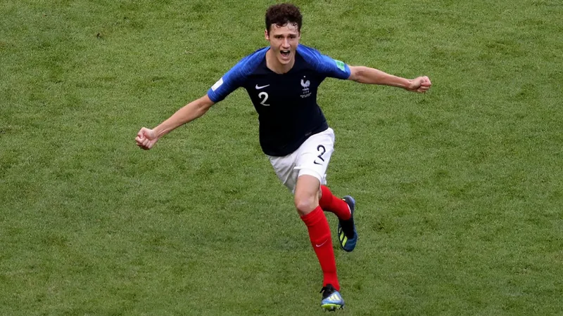 Benjamin Pavard célébrant son but contre l'Argentine lors du huitième de finale de la Coupe du Monde 2018 au Kazan Arena, avec ses coéquipiers