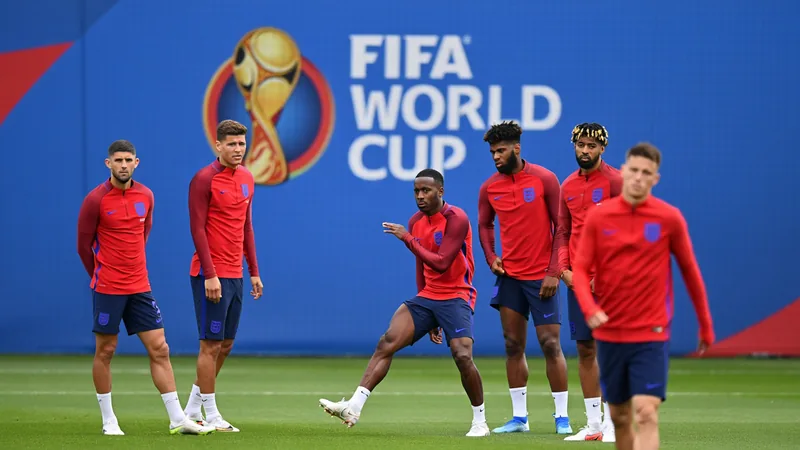 Onze de l'Angleterre pour la Coupe du monde selon BBC Sport Joueurs de l'équipe d'Angleterre en tenue, posant sur un terrain de football avec le drapeau anglais en arrière-plan — latest news and analysis.