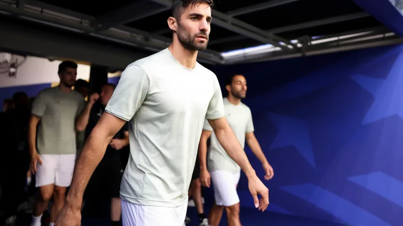 Drapeaux de l'Iran et de la Belgique flottant côte à côte devant un stade de football rempli de supporters. — latest news and analysis.
