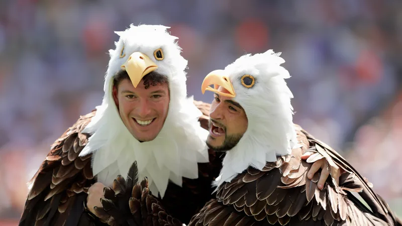 Supporters américains déguisés en pygargues à tête blanche avant un match de la Coupe du Monde 2026, avec le stade en arrière-plan.