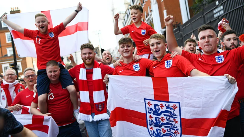 Les supporters anglais célèbrent le premier but à Londres — Football Foule de supporters anglais en maillots blancs et drapeaux anglais célébrant un but dans une fan zone à Trafalgar Square à Londres
