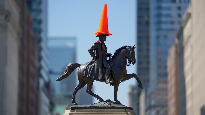 Les supporters écossais coiffent les statues de Boston de cônes Statue en bronze de l'Amitié à Boston avec un cône de chantier orange sur la tête, entourée de supporters écossais en kilt.