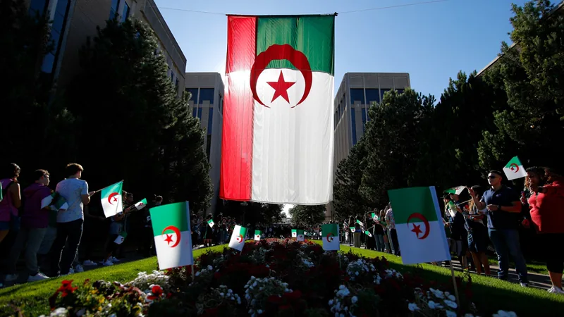 Vue aérienne du campus de l'Université du Kansas à Lawrence avec une installation géante du drapeau algérien visible depuis le toit