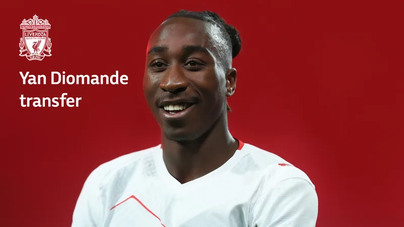 Liverpool en pole pour Yan Diomande, Leipzig résiste — Football World Un jeune joueur de football ivoirien en action avec le maillot du RB Leipzig, dribblant un adversaire dans un stade rempli de supporters.