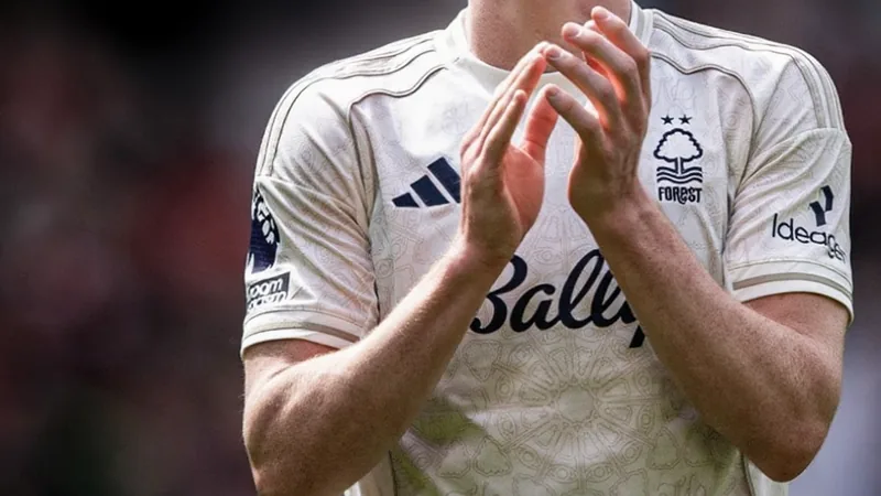 Un joueur de football en tenue de Manchester City sur un terrain, avec le logo du club en arrière-plan — latest news and analysis.