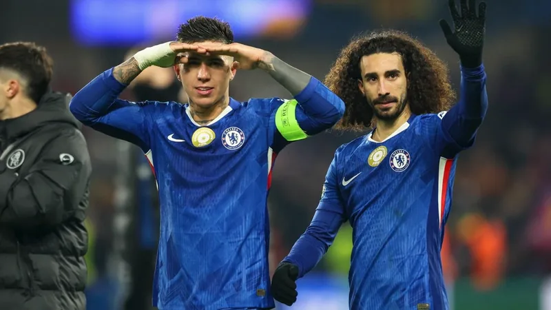 Marc Cucurella en maillot de Chelsea, souriant, avec un téléphone à la main, évoquant les félicitations d'Enzo Fernández.