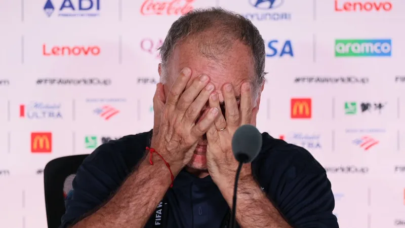 Marcelo Bielsa, sélectionneur de l'Uruguay, assis sur le banc de touche, regardant le terrain d'un air pensif et triste.