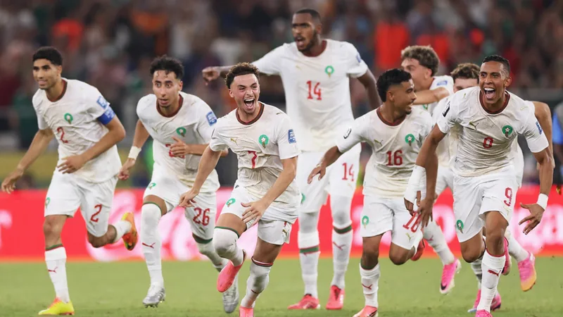 Les joueurs marocains célèbrent leur victoire aux tirs au but contre les Pays-Bas sur la pelouse du stade de Monterrey, avec Yassine Bounou soulevant